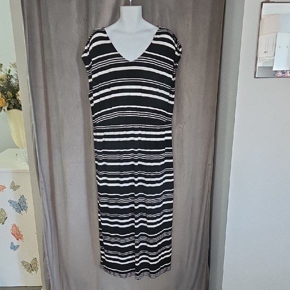 Dex Dresses & Skirts - Dex 2x Black and White Striped Maxi Dress